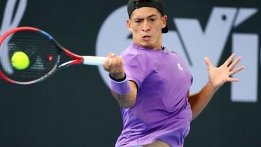 Sebastián Báez tendrá su debut esta tarde ante Juan Varillas. (AP Photo/Tertius Pickard)