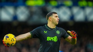 Video | Dibu Martínez brilló con una doble atajada en el empate del Aston Villa con el Everton