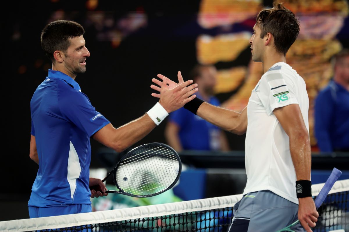 Djokovic fue letal contra Etcheverry, que levantó en el final, pero no alcanzó. (AP)