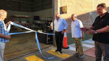 El gobernador Alberto Weretilneck difundió esta mañana su participación en una inauguración en una frutícola de Cipolletti. Una hora más tarde se conoció su internación. Imagen de X: @Weretilneck