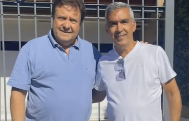 El gobernador Alberto Weretilneck recibió ayer la visita del legislador Facundo López, en su casa de Cipolletti. Gentileza