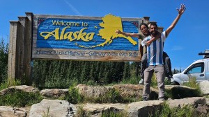 Ale y Nacho, de Cipolletti a Alaska: cómo cumplir un sueño vendiendo artesanías