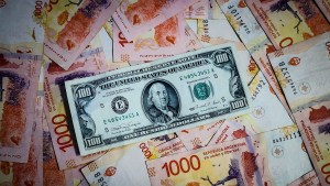 El dólar blue bajó 30 pesos y los bursátiles también cayeron: a cuánto cerraron este jueves