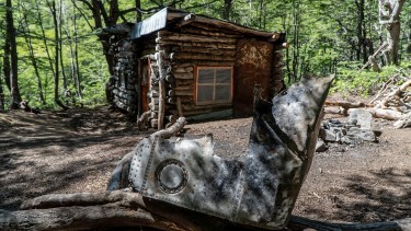 Algunas partes del fuselaje del avión se encuentran en el refugio Horrible y en el mallín del cerro Meta.Foto: Marcelo Martinez