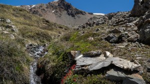 La tragedia del avión que se estrelló en una montaña de Bariloche: 15 muertos y un fuselaje que hoy es parte del paisaje
