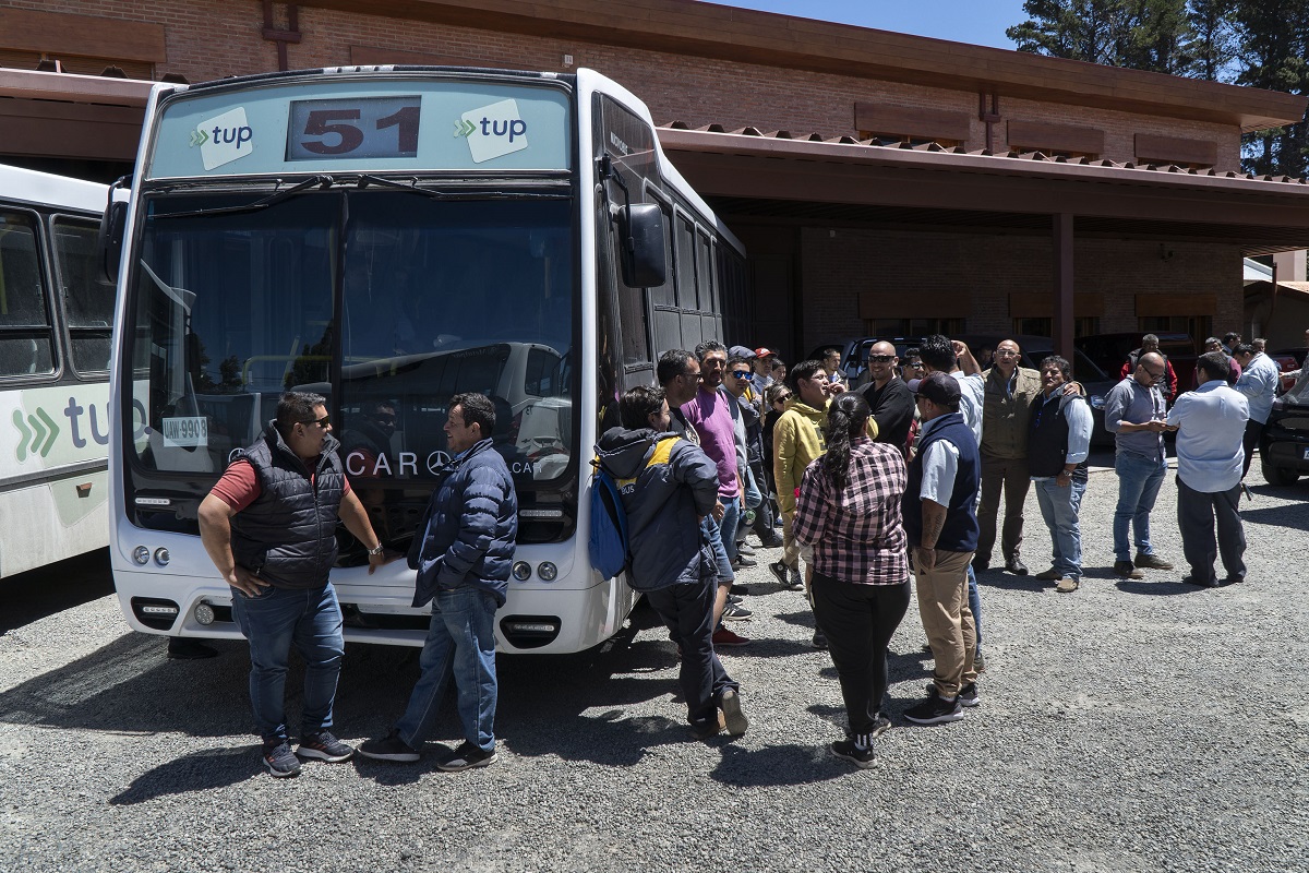 Trabajadores de Mi Bus esperan el pago total del salario de diciembre y el aguinaldo que adeuda la empresa. Foto: Marcelo Martinez 