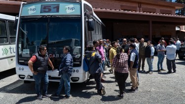 Trabajadores de Mi Bus esperan el pago total del salario de diciembre y el aguinaldo que adeuda la empresa. Foto: Marcelo Martinez 