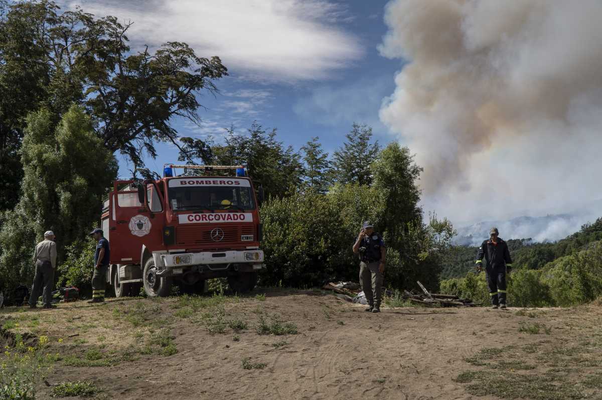 El fuego ya consumió casi 1.900 hectáreas y amplían el operativo. Foto: Marcelo Martinez / Patagonia.