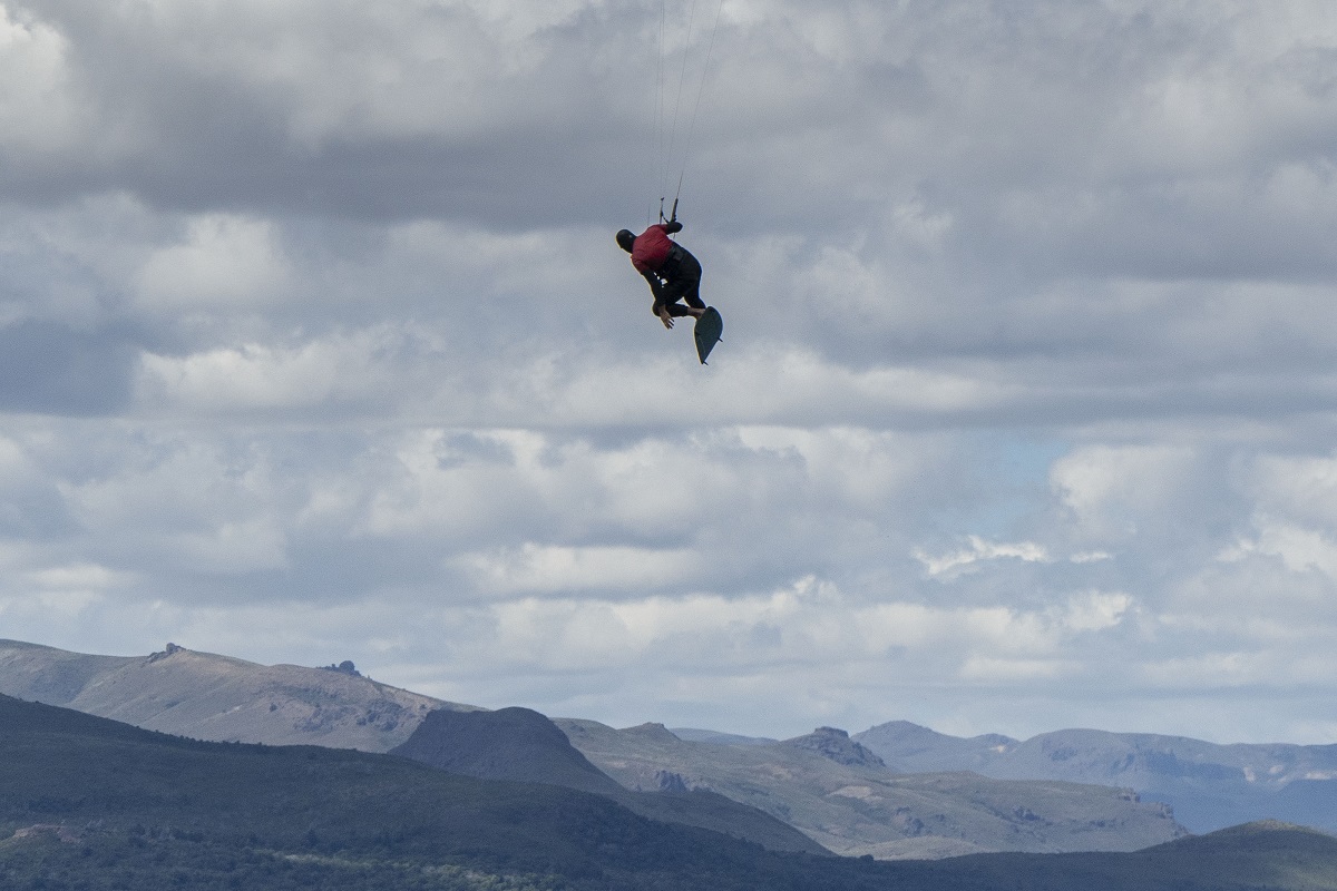 El kitesurfista asegura que deben combinarse varias condiciones para un buen salto. Foto: Marcelo Martinez