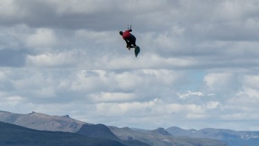 El kitesurfista asegura que deben combinarse varias condiciones para un buen salto. Foto: Marcelo Martinez