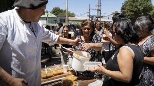 Gremios y organizaciones sociales de Bariloche hicieron una olla popular previo al paro del 24