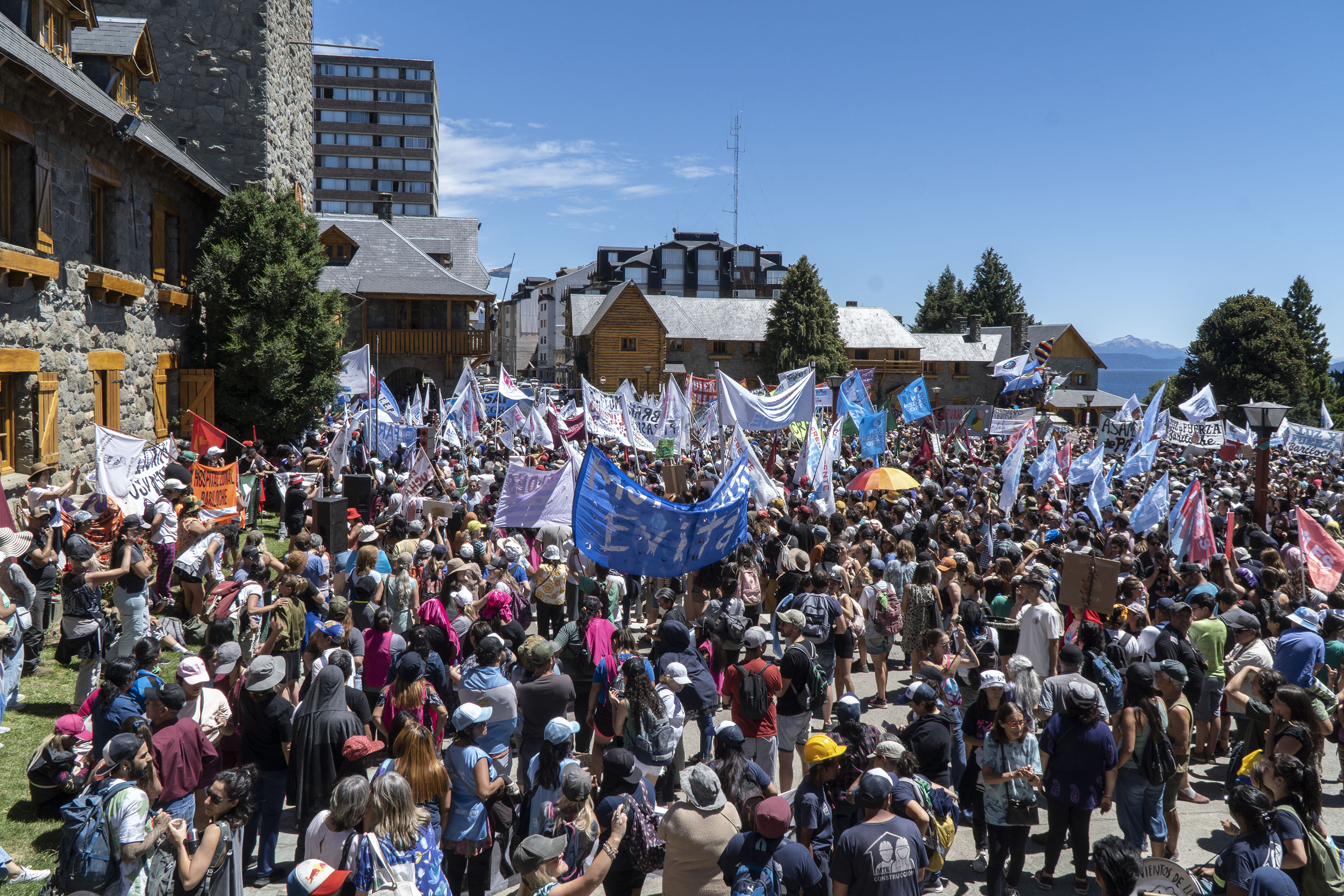 En Bariloche fue una de las masivas movilizaciones del paro de gremios de este 24 de enero. Foto: Marcelo Martinez