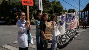Residentes médicos de Bariloche cumplen un paro activo y se manifestaron en la calle