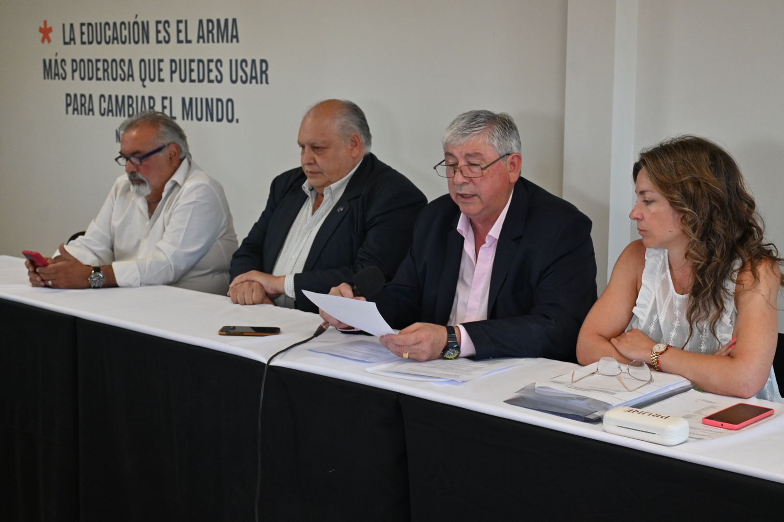 El mandatario presentó el diagnóstico junto al jefe de Gabinete, Leguizamón Pondal, y la secretaria de Hacienda, Carina Ondarçuhu. (Foto: Alfredo Leiva)