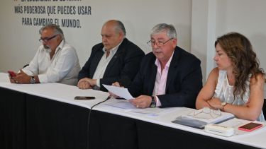 El mandatario presentó el diagnóstico junto al jefe de Gabinete, Leguizamón Pondal, y la secretaria de Hacienda, Carina Ondarçuhu. (Foto: Alfredo Leiva)