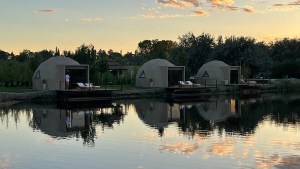 Un viaje cerca: dormir en un glamping de lujo, comer pescado frito y amar la naturaleza a 30 km de Neuquén