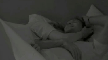 El beso que confirma el romance entre Bautista y Denisse en Gran Hermano. 