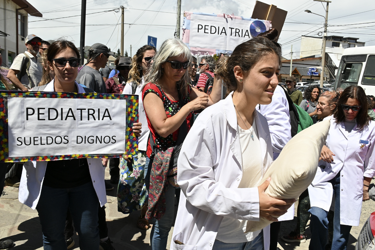 Residentes médicos se sumaron a la protesta de ATE en Bariloche. Foto: Chino Leiva