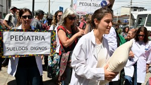 Residentes médicos de Bariloche levantan el paro tras el pago del aguinaldo y un compromiso por los sueldos