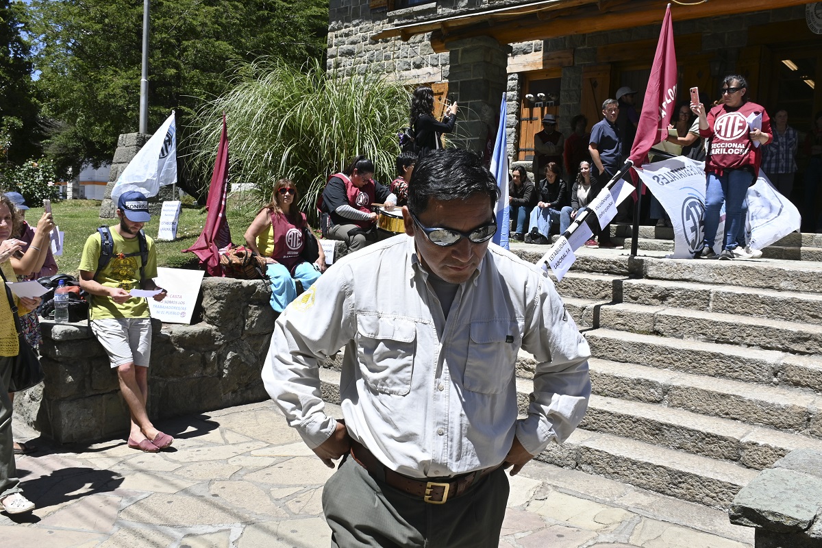 TRabajadores de Parques Nacionales junto al gremio ATE se manifestaron en la puerta de la intendencia del parque Nahuel Huapi. Foto: Chino Leiva
