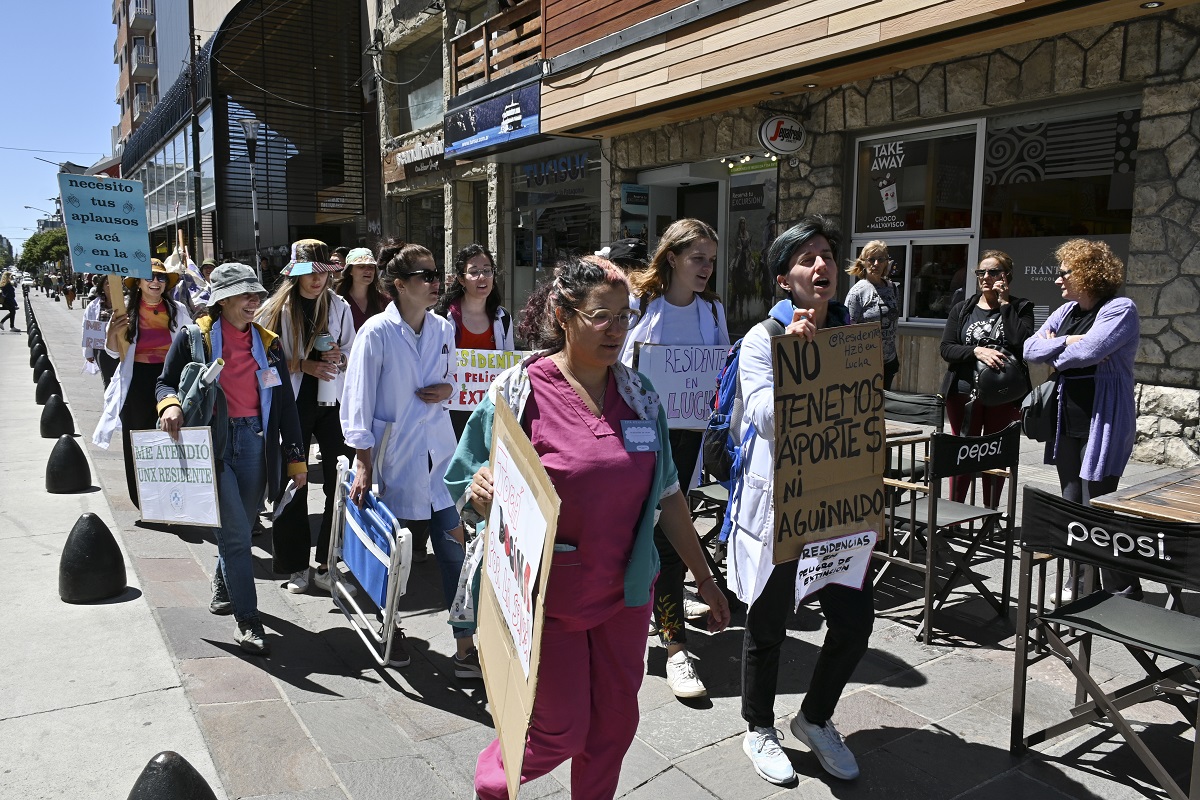 Residentes médicos de Bariloche hoy llevaron su protesta a la calle Mitre y mantienen el paro. Foto: Chino Leiva