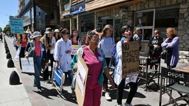 Residentes médicos de Bariloche hoy llevaron su protesta a la calle Mitre y mantienen el paro. Foto: Chino Leiva