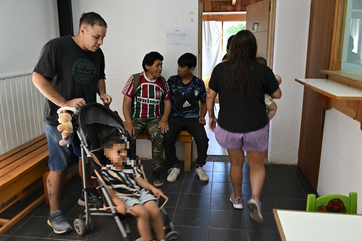 Karen y Oscar, una pareja que se presentó con sus hijos para anotarse en busca de una solución habitacional en Bariloche. Foto: Chino Leiva