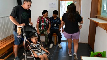 Karen y Oscar, una pareja que se presentó con sus hijos para anotarse en busca de una solución habitacional en Bariloche. Foto: Chino Leiva