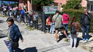 Crisis habitacional en Bariloche: la promesa de 2.000 lotes generó largas colas para anotarse