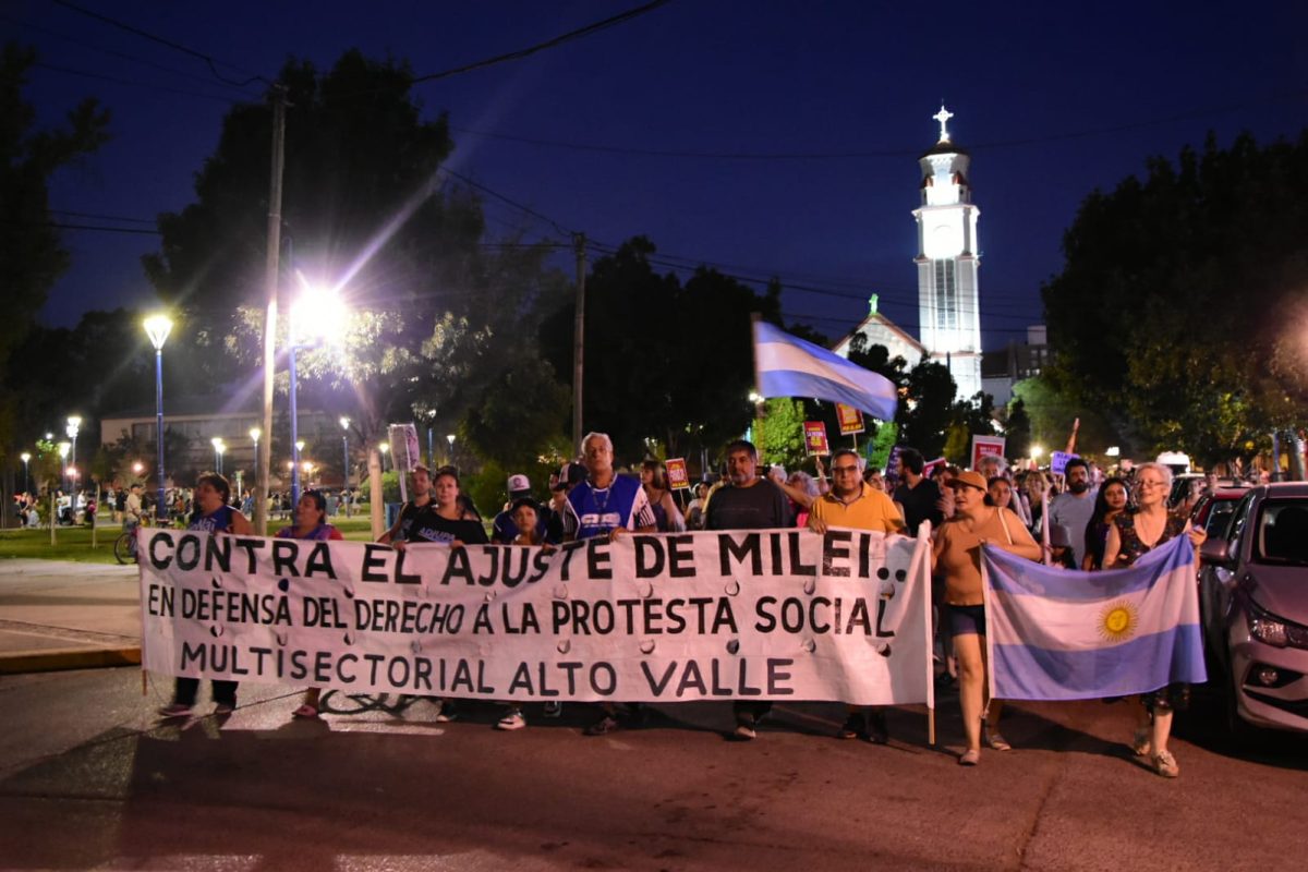 Cientos de personas se movilizaron en contra de la Ley Ómnibus en Roca. Foto: Andres Maripe.