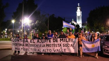 Cientos de personas se movilizaron en contra de la Ley Ómnibus en Roca. Foto: Andres Maripe.