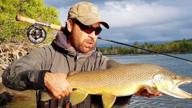 Trevelin, el paraíso patagónico de la pesca es una tentación con sus truchas y salmones