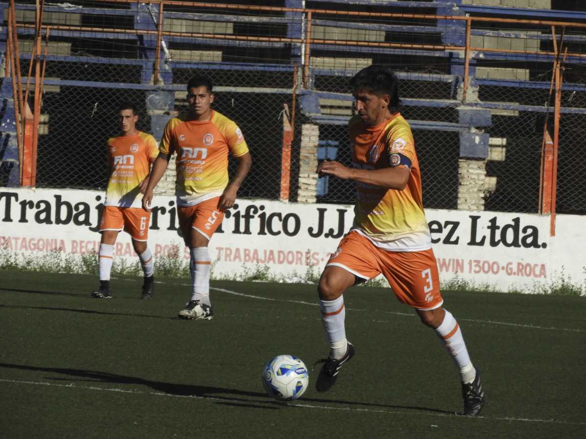 Guillermo Aguirre fue el encargado de igualar el partido de ida en Roca y abrió la serie de penales en Catriel. 