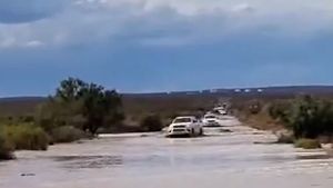 Video | No podían pasar porque se inundó una de las rutas de Vaca Muerta