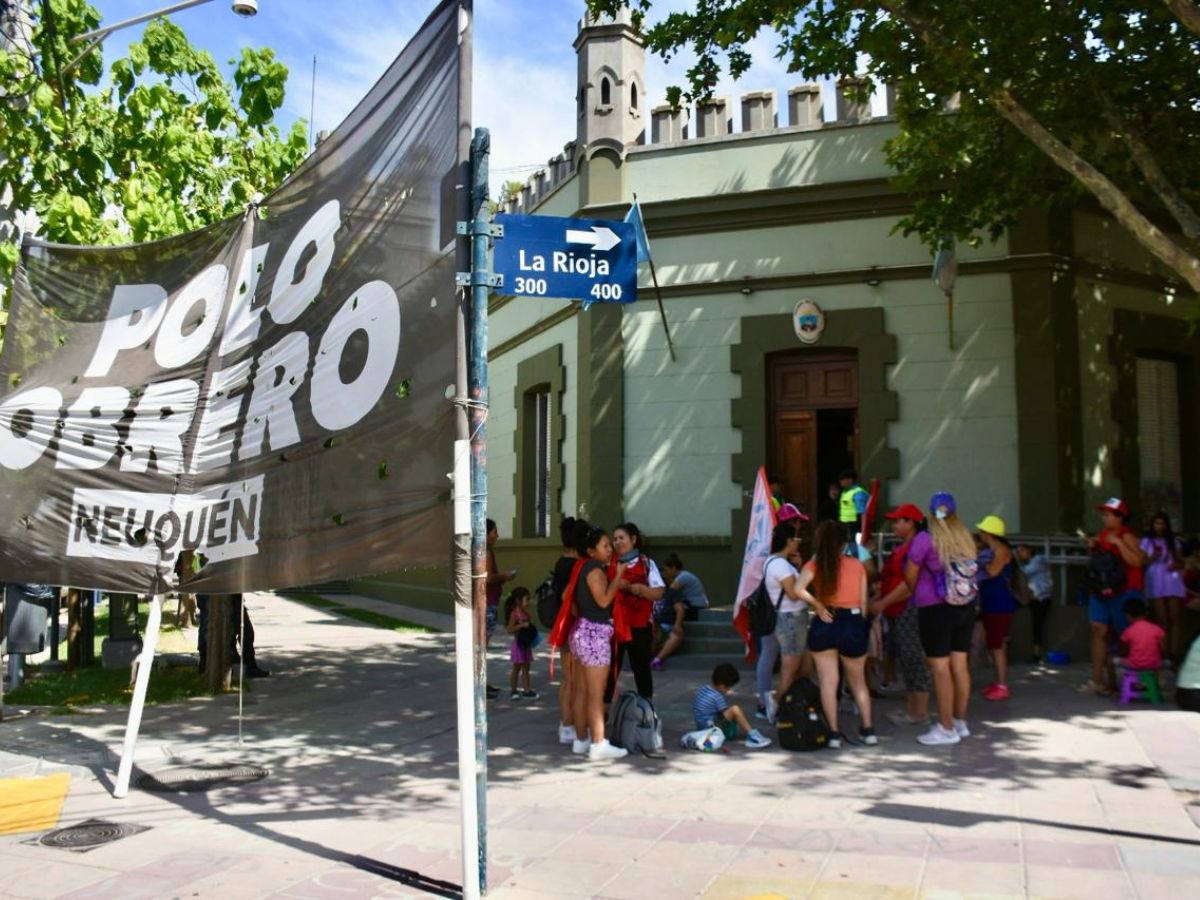 Las organizaciones levantaron el corte en la puerta de Casa de Gobierno. (Foto: Matías Subat)