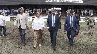 Los presidentes de la Sociedad Rural Argentina, Nicolás Pino, de la Sociedad Rural del Neuquén, Cecilia De Larminat; el gobernador Rolando Figueroa en la pista central de la Sociedad Rural del Neuquén en Junín de los Andes (Neuquén Informa)