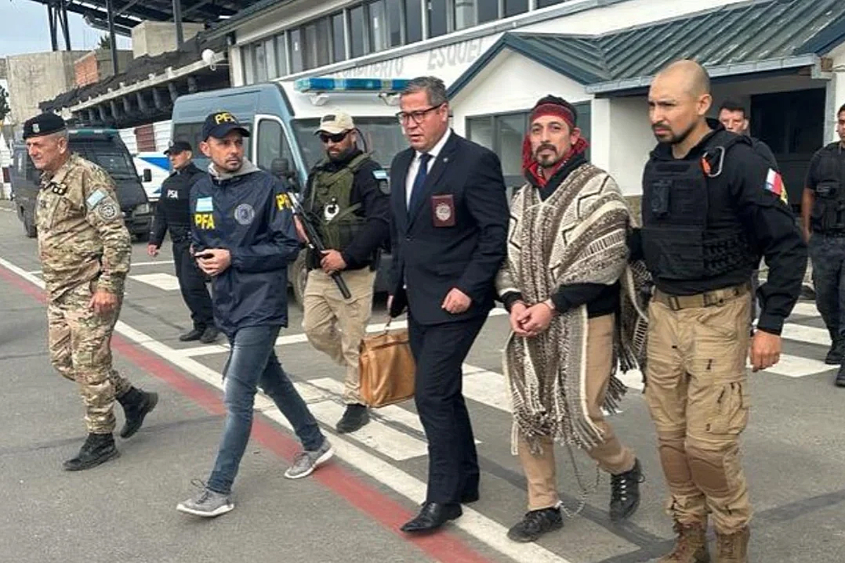 Facundo Jones Huala, líder mapuche, fue trasladado por agentes de Interpol y la Policía Federal argentina. Foto Gentileza.