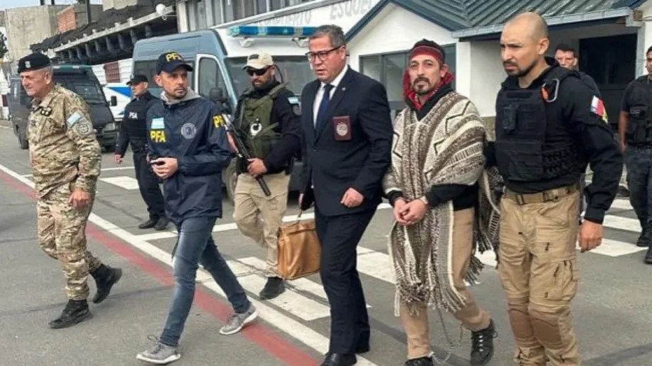 Facundo Jones Huala fue trasladado este jueves por la mañana por un avión chilena que partió del aeropuerto de Esquel hacia Valdivia, Chile. (foto gentileza)