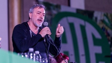 Rodolfo Aguiar, secretario general de ATE, festejó la suspensión judicial del DNU de Milei, calificándola como un golpe importante a las reformas laborales propuestas. 