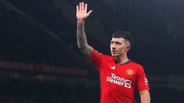 Lisandro Martínez fue ovacionado en su regreso a las canchas: el caño y el saludo de Cuti Romero