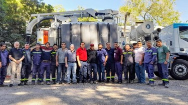 Weretilneck participó ayer de la entrega de un camión para ARSA en Roca. Posó junto a los empleados y funcionarios. También estuvo el exdiputado Di Giacomo.