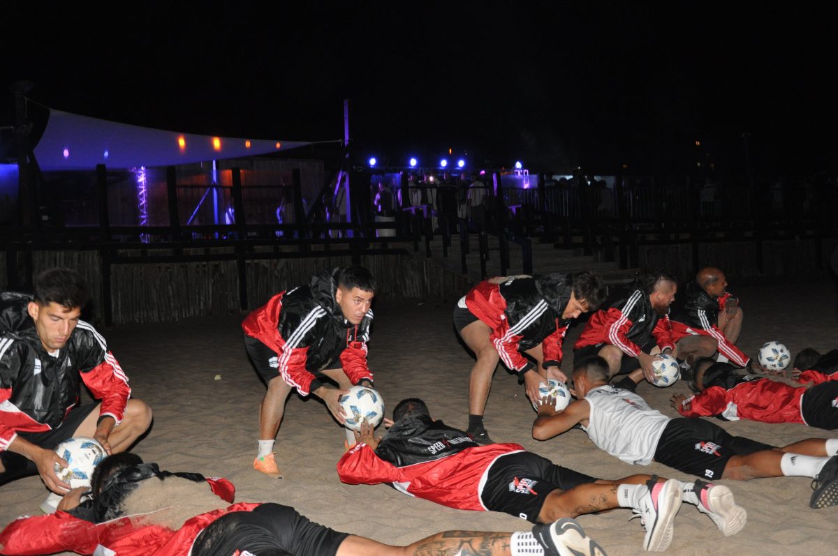 Los jugadores realizan la pretemporada en la playa de Pinamar, afuera de un boliche.