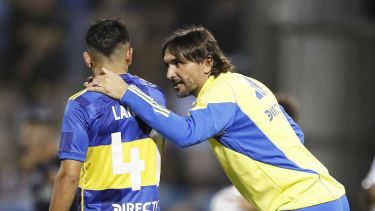El DT con Langoni, otro de los jugadores a recuperar. (@BocaJuniors)