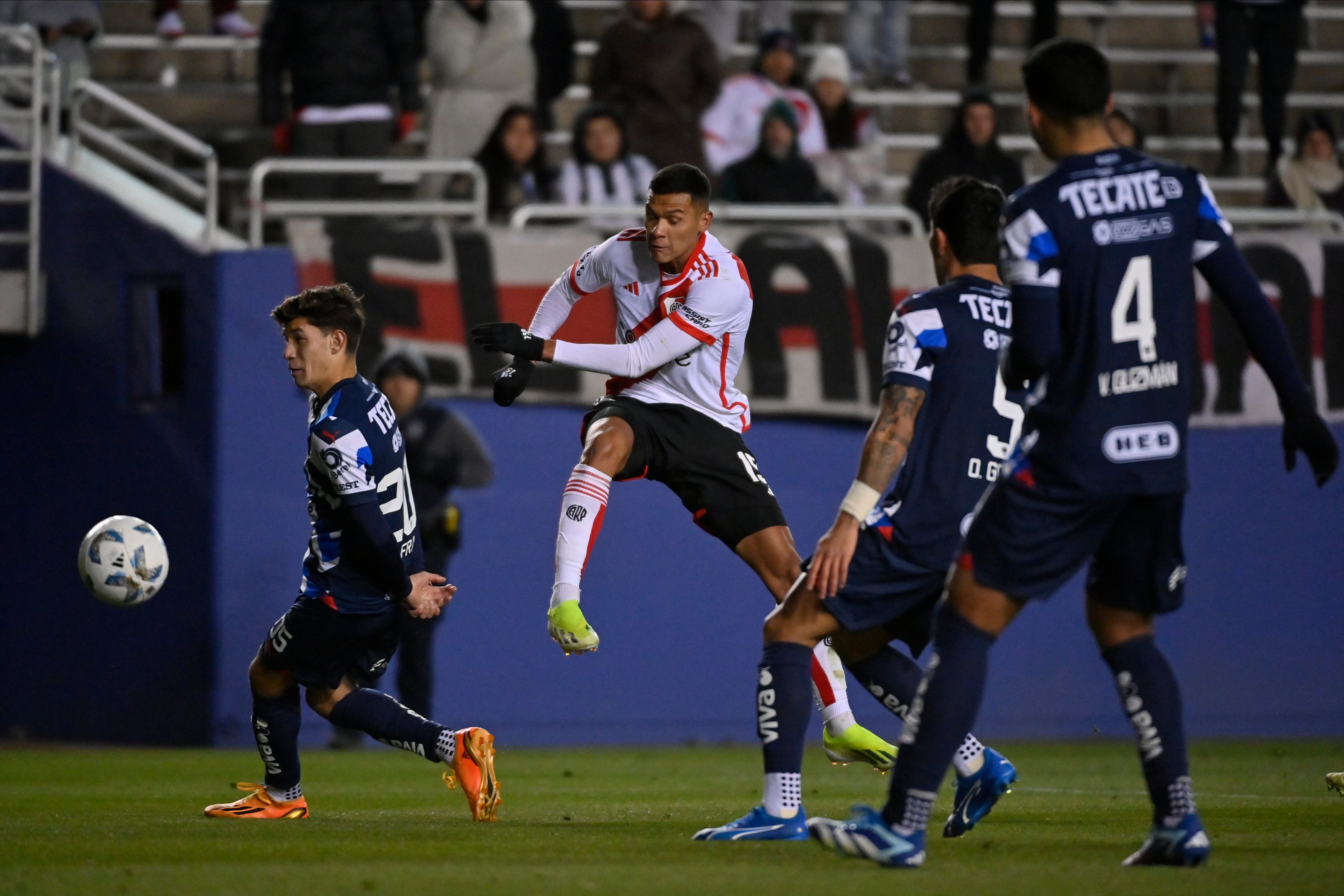 Andrés Herrera marcó el empate ante Monterrey con un golazo, cerca del cierre del partido.