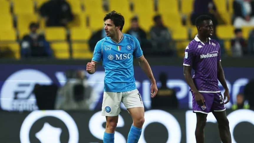 Simeone abrió la goleada de Napoli sobre Fiorentina por 3-0.