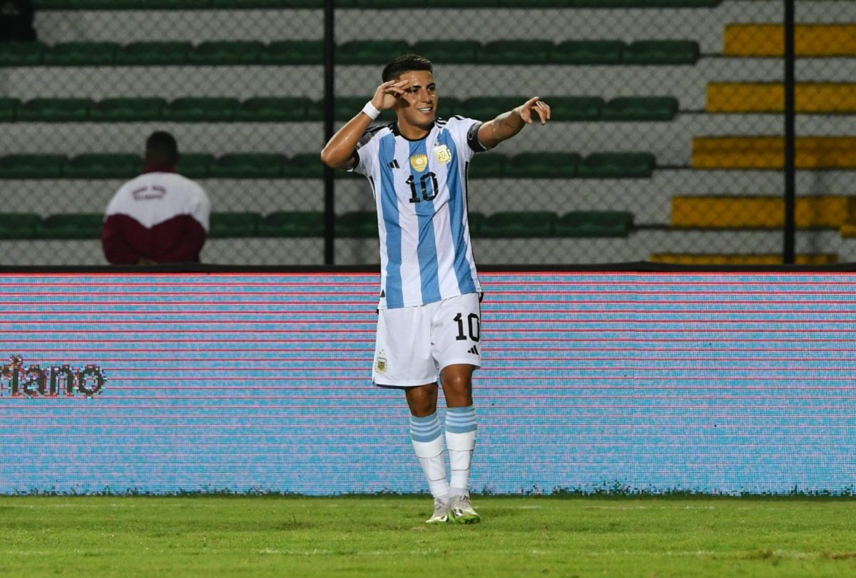 Almada metió dos goles y dio una asistencia en Argentina.