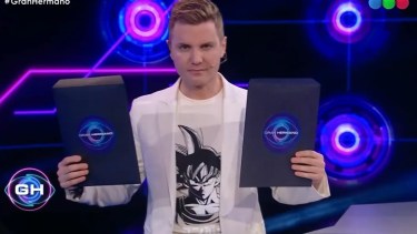 Santiago del Moro anticipó que habrá dos sobres negros, que se conocerán este lunes y cambiarán la Casa de Gran Hermano.-