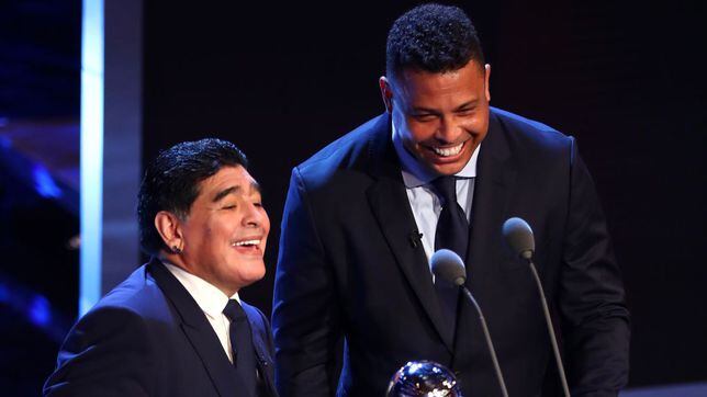 Maradona hizo entrega del premio al "mejor jugador del año" en 2017.