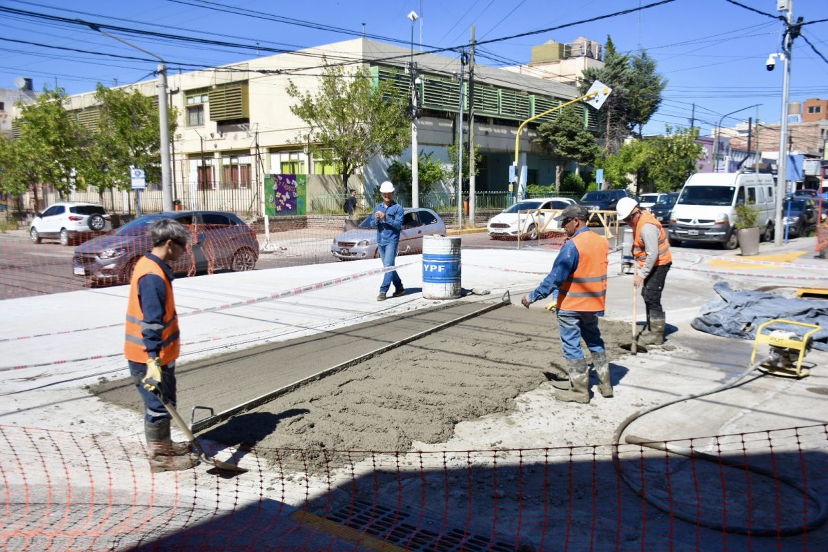 La ciudad actualizó los valores para licitar obras y comprar insumos, como el pavimento (foto Matías Subat)