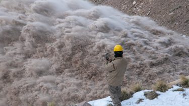 El dique Potrerrillos de Mendoza abrirá hoy las compuertas del descargador de fondo ante el exceso de agua acumulada.